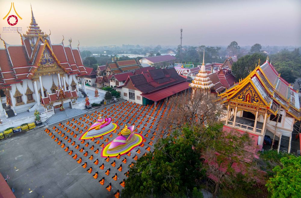 ภาพ No.297323:วันที่ 15 มกราคม พ.ศ.2569 พระธรรมยาตราปฏิบัติธรรมและถ่ายภาพหมู่ประวัติศาสตร์ อนุสรณ์สถานลำดับที่ 4 สถานที่เกิดด้วยกายธรรม  ณ วัดโบสถ์บน ต.บางคูเวียง จ.นนทบุรี ในโครงการธรรมยาตรา กตัญญูบูชา มหาปูชนียาจารย์ พระมงคลเทพมุนี(สด จนฺทสโร) พระผู้ปราบมาร อนุสรณ์ส