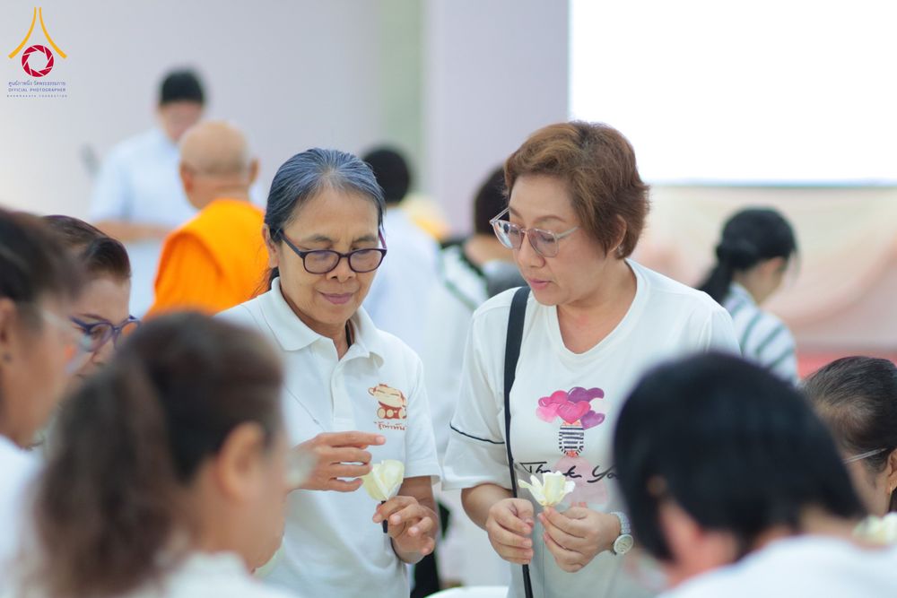 ภาพ No.327495:วันศุกร์ที่ 1 พฤษภาคม พ.ศ. 2569 รวมใจพสกนิกรชาวอำเภอคลองหลวง ประดิษฐ์ดอกไม้จันทน์ เพื่อใช้ในพิธีถวายดอกไม้จันทน์ในงานพระราชพิธีถวายพระเพลิงพระบรมศพ สมเด็จพระนางเจ้าสิริกิติ์ พระบรมราชินีนาถ พระบรมราชชนนีพันปีหลวง ณ วัดพระธรรมกาย