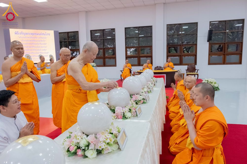 ภาพ No.294265:วันอาทิตย์ที่ 14 ธันวาคม พ.ศ.2568 พิธีเจริญพระพุทธมนต์สมโภชดวงแก้วลูกนิมิตเอก และดวงแก้วนิมิตปฏิบัติธรรม อัญเชิญประดิษฐาน  ณ วัดพระธรรมกายในประเทศสหรัฐอเมริกาและประเทศเยอรมนี 7 แห่ง ณ อาคารปลูกศรัทธา 2 วัดพระธรรมกาย