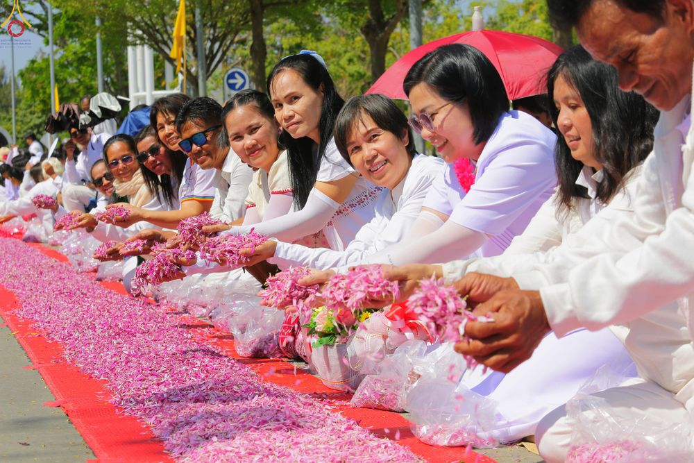 ภาพ No.304095:วันที่ 25 มกราคม พ.ศ. 2569 พิธีต้อนรับพระธรรมยาตรา  รร.สามัคคีราษฏร์บำรุง-วัดพระธรรมกาย ในโครงการธรรมยาตรา กตัญญูบูชา มหาปูชนียาจารย์ พระมงคลเทพมุนี(สด จนฺทสโร) พระผู้ปราบมาร อนุสรณ์สถาน 7 แห่ง ปีที่ 14