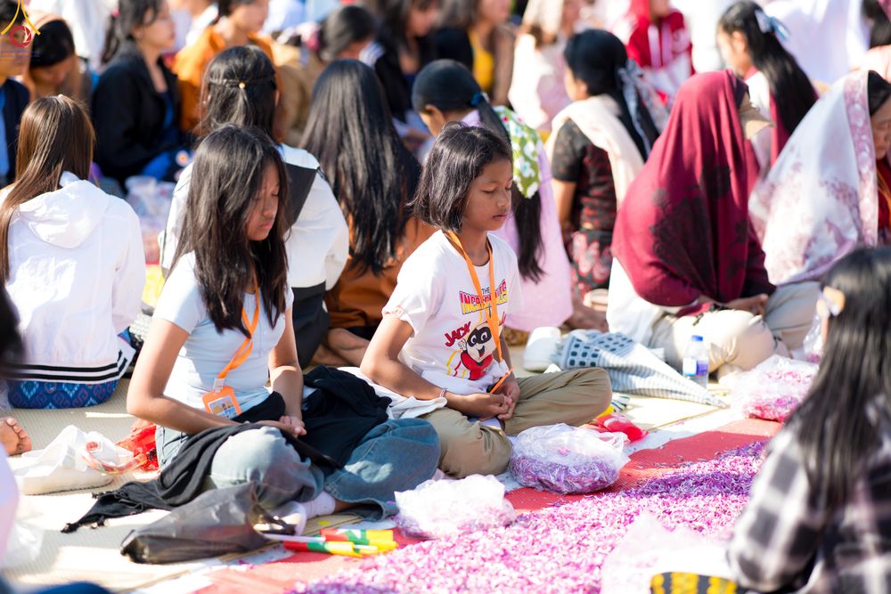 ภาพ No.292768:วันที่ 11 มกราคม พ.ศ. 2569 พิธีต้อนรับพระธรรมยาตรา ณ อนุสรณ์สถานลำดับที่ 3 สถานที่เกิดในเพศสมณะ วัดสองพี่น้อง อำเภอสองพี่น้อง จังหวัดสุพรรณบุรี ในโครงการธรรมยาตรา กตัญญูบูชา มหาปูชนียาจารย์ พระมงคลเทพมุนี(สด จนฺทสโร) พระผู้ปราบมาร อนุสรณ์สถาน 7 แห่ง ปีที