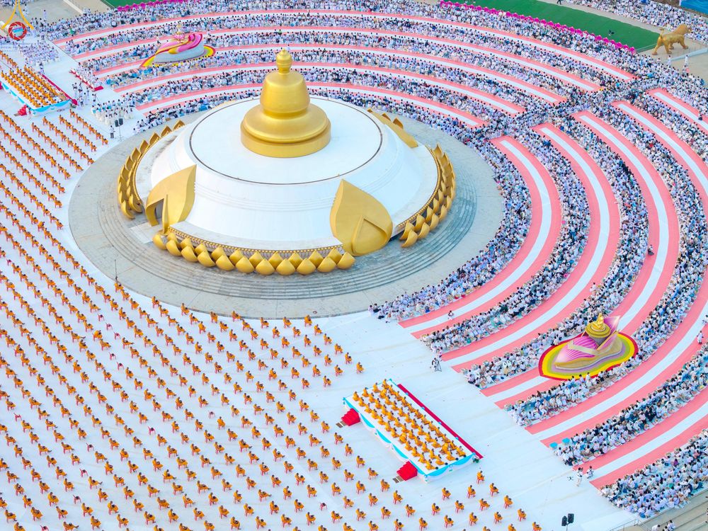 ภาพ No.302478:วันที่ 24 มกราคม พ.ศ. 2569 พิธีตักบาตรพระธรรมยาตรา ณ อนุสรณ์สถานลำดับที่ 5 สถานที่เผยแผ่วิชชาธรรมกายครั้งแรก อนุสรณ์สถานบางปลา วัดบางปลา อำเภอบางเลน จังหวัดนครปฐม ในโครงการธรรมยาตรา กตัญญูบูชา มหาปูชนียาจารย์ พระมงคลเทพมุนี(สด จนฺทสโร) พระผู้ปราบมาร อนุส