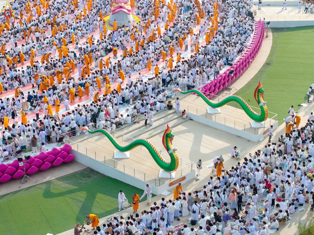 ภาพ No.302729:วันที่ 24 มกราคม พ.ศ. 2569 พิธีตักบาตรพระธรรมยาตรา(ภาพชุดที่ 2) ณ อนุสรณ์สถานลำดับที่ 5 สถานที่เผยแผ่วิชชาธรรมกายครั้งแรก อนุสรณ์สถานบางปลา วัดบางปลา อำเภอบางเลน จังหวัดนครปฐม ในโครงการธรรมยาตรา กตัญญูบูชา มหาปูชนียาจารย์ พระมงคลเทพมุนี(สด จนฺทสโร) พระผู