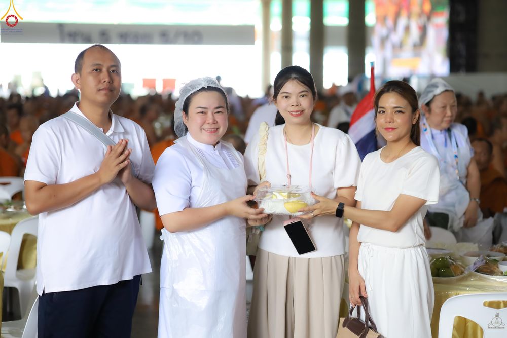 ภาพ No.325793:วันที่ 22 เมษายน พ.ศ.2569(วันคุ้มครองโลก) งานถวายมหาสังฆทาน 40,000 กว่าวัดทั่วประเทศ เจ้าหน้าที่ สาธุชน ร่วมใจจัดเตรียมภัตตาหารเพล (ชุด 2)