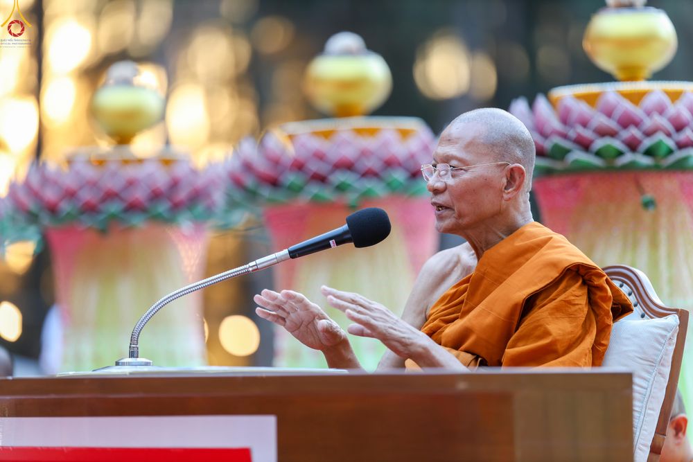 ภาพ No.290097:วันที่ 6 มกราคม พ.ศ. 2569 พิธีจุดประทีปถวายเป็นพุทธบูชา และบูชาธรรมมหาปูชนียาจารย์ (ภาพชุดที่ 2) ณ อนุสรณ์สถานมหาวิหารพระมงคลเทพมุนี (โลตัสแลนด์) อ.สองพี่น้อง จ.สุพรรณบุรี ในโครงการธรรมยาตรา กตัญญูบูชา มหาปูชนียาจารย์ พระมงคลเทพมุนี(สด จนฺทสโร) พระผู้ปรา