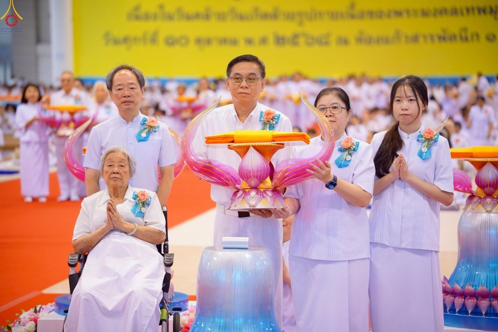 ภาพ No.251720:วันที่ 10 ตุลาคม พ.ศ. 2568 พิธีทอดผ้าป่าสมทบกฐินวัดพระธรรมกาย และสมทบกฐิน 30,000 กว่าวัดทั่วประเทศ ครั้งที่ 3 ณ สภาธรรมกายสากล วัดพระธรรมกาย