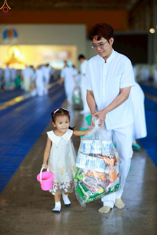 ภาพ No.264012:วันอาทิตย์ที่ 2 พฤศจิกายน พ.ศ. 2568 พิธีตักบาตรอาทิตย์ต้นเดือน ณ บ้านแก้วเรือนทองคุณยายฯ วัดพระธรรมกาย