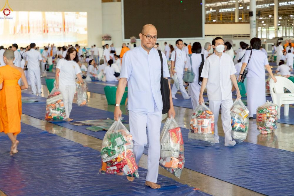 ภาพ No.240560:วันพุธที่ 27 สิงหาคม พ.ศ. 2568 พิธีตักบาตร ในวันธรรมชัย ณ วัดพระธรรมกาย จ.ปทุมธานี