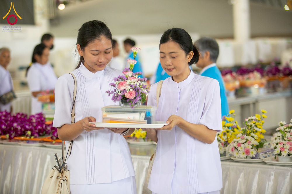 ภาพ No.256931:วันที่ 5 ตุลาคม พ.ศ. 2568 พิธีตักบาตร ข้าวสารอาหารแห้ง ณ บ้านแก้วเรือนทองคุณยายฯ สภาธรรมกายสากล วัดพระธรรมกาย