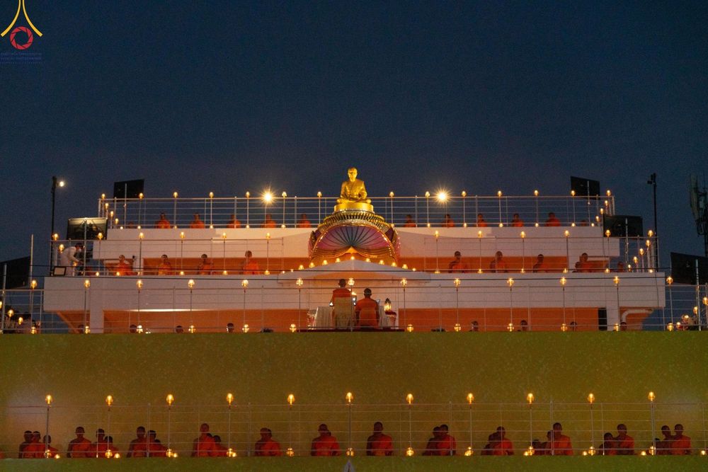 ภาพ No.201732:พิธีจุดประทีปถวายเป็นพุทธบูชา และบูชาธรรมมหาปูชนียาจารย์ ณ อาคารธรรมยาตรา กตัญญูบูชามหาปูชนียาจารย์ ตรงข้ามวัดปากน้ำภาษีเจริญ จ.กรุงเทพมหานคร ในโครงการธรรมยาตรา กตัญญูบูชา มหาปูชนียาจารย์ พระมงคลเทพมุนี(สด จนฺทสโร) พระผู้ปราบมาร อนุสรณ์สถาน 7 แห่ง