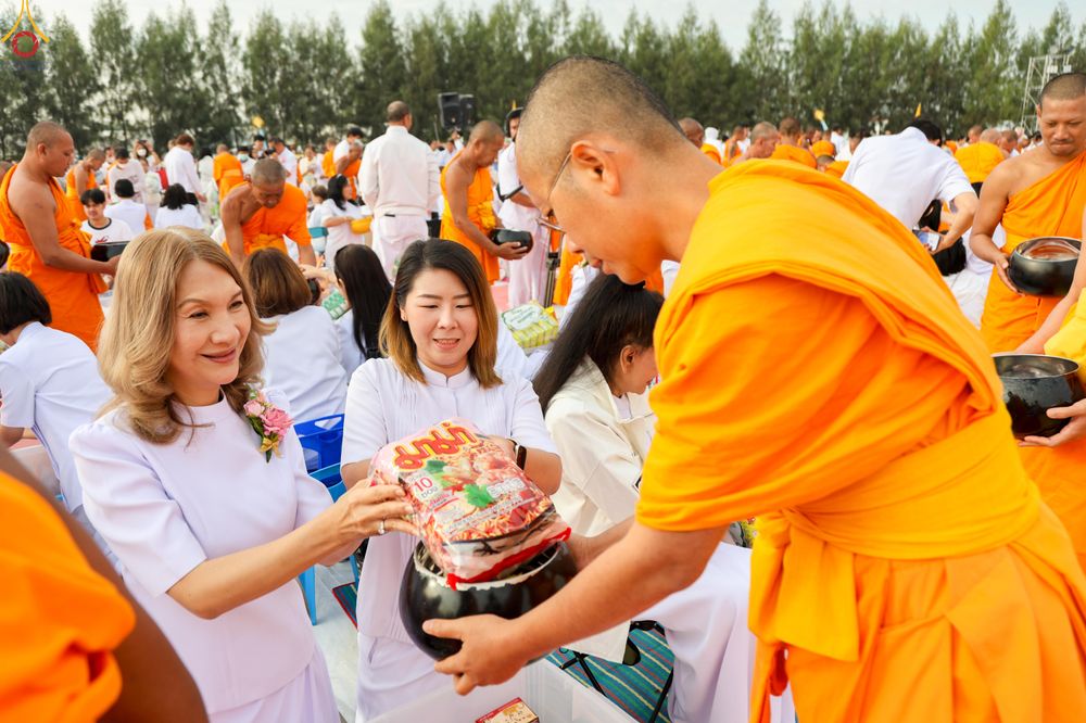 ภาพ No.302677:วันที่ 24 มกราคม พ.ศ. 2569 พิธีตักบาตรพระธรรมยาตรา(ภาพชุดที่ 2) ณ อนุสรณ์สถานลำดับที่ 5 สถานที่เผยแผ่วิชชาธรรมกายครั้งแรก อนุสรณ์สถานบางปลา วัดบางปลา อำเภอบางเลน จังหวัดนครปฐม ในโครงการธรรมยาตรา กตัญญูบูชา มหาปูชนียาจารย์ พระมงคลเทพมุนี(สด จนฺทสโร) พระผู