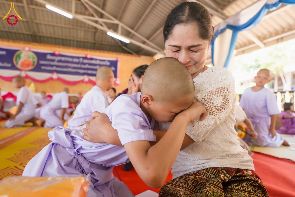 ภาพ No.317681:วันพฤหัสบดีที่ ๒ เมษายน พ.ศ.๒๕๖๙ พิธีบรรพชาสามเณรภาคฤดูร้อน น้อมบูชาธรรมอายุวัฒนมงคล ๘๒ ปี หลวงพ่อธัมมชโย และ ถวายเป็นพระราชกุศลแด่ สมเด็จพระกนิษฐาธิราชเจ้ากรมสมเด็จพระเทพรัตน์ราชสุดาฯ สยามบรมราชกุมารี รุ่นที่ ๑๓ ณ วัดทุ่งเจริญธรรม อำเภออมก๋อย จังหวัดเชี