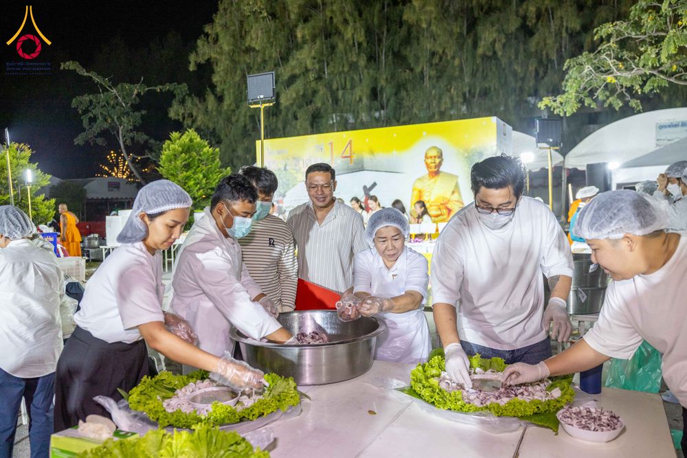 ภาพ No.288212:วันที่ 5 มกราคม พ.ศ. 2569 พิธีถวายภัตตาหารเป็นสังฆทาน แด่พระธรรมยาตรา ในโครงการธรรมยาตรา กตัญญูบูชา มหาปูชนียาจารย์ พระมงคลเทพมุนี(สด จนฺทสโร) พระผู้ปราบมาร อนุสรณ์สถาน 7 แห่ง ปีที่ 14 ณ อนุสรณ์สถานมหาวิหารพระมงคลเทพมุนี (โลตัสแลนด์) อ.สองพี่น้อง จ.สุพรร