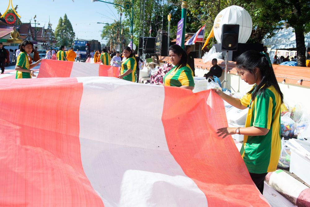 ภาพ No.311260:วันเสาร์ที่ 28 กุมภาพันธ์ พ.ศ. 2569 พิธีตักบาตรพระมหากุศล 11,250 รูป เฉลิมฉลอง 1,250 ปีศรีธรรมราชเจดีย์ สู่มรดกโลก ณ ถนนราชดำเนิน บริเวณหน้าวัดพระมหาธาตุวรมหาวิหาร อ.เมือง จ.นครศรีธรรมราช