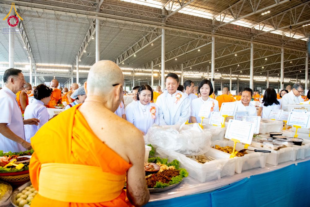 ภาพ No.279168:วันที่ 2 มกราคม พ.ศ.2569 พิธีถวายภัตตาหารเป็นสังฆทาน แด่พระธรรมยาตรา ณ วัดพระธรรมกาย ปทุมธานี ในโครงการธรรมยาตรา กตัญญูบูชา มหาปูชนียาจารย์ พระมงคลเทพมุนี(สด จนฺทสโร) พระผู้ปราบมาร อนุสรณ์สถาน 7 แห่ง ปีที่ 14