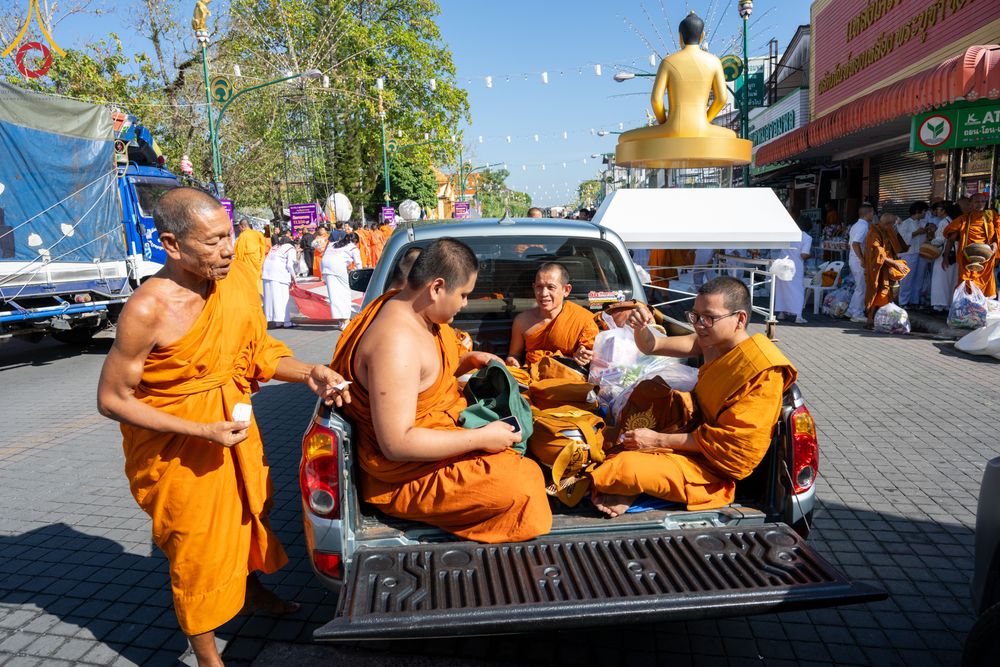 ภาพ No.311257:วันเสาร์ที่ 28 กุมภาพันธ์ พ.ศ. 2569 พิธีตักบาตรพระมหากุศล 11,250 รูป เฉลิมฉลอง 1,250 ปีศรีธรรมราชเจดีย์ สู่มรดกโลก ณ ถนนราชดำเนิน บริเวณหน้าวัดพระมหาธาตุวรมหาวิหาร อ.เมือง จ.นครศรีธรรมราช