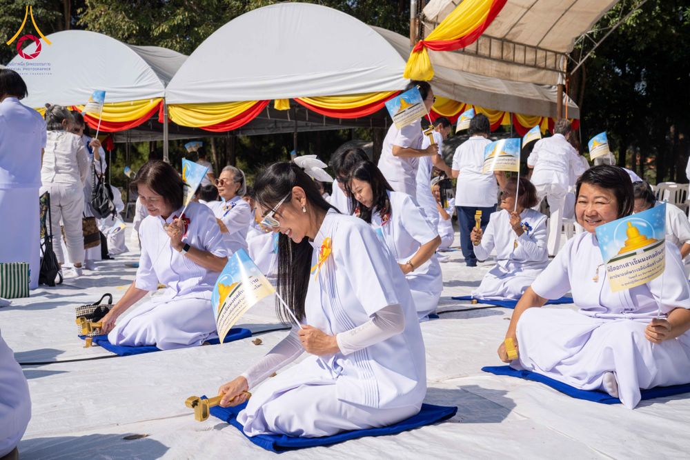 ภาพ No.285837:วันพุธที่ 10 ธันวาคม พ.ศ.2568  พิธีตอกเสาเข็มมงคลต้นสุดท้าย รองรับองค์พระเจดีย์เพื่อสร้างสันติภาพโลก ณ ศูนย์ปฏิบัติธรรมและศูนย์อบรมเยาวชน ชัยนาท