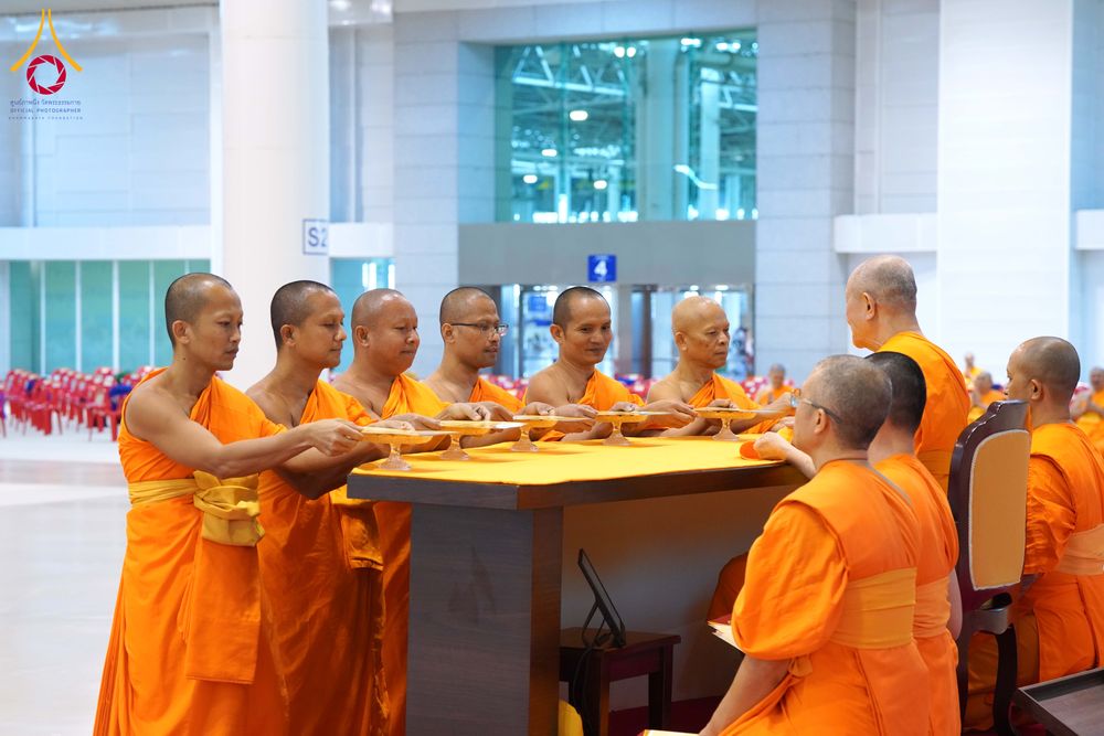 ภาพ No.285018:วันอาทิตย์ที่ 14 ธันวาคม พ.ศ.2568  พิธีปฏิบัติธรรม พิธีถวายภัตตาหารเป็นสังฆทาน พิธีมอบต้นสมบัติจักรพรรดิ ถวายแด่เจ้าอาวาสและประธานสงฆ์ 236 ศูนย์ส่งเสริมศีลธรรมทั่วโลก ณ สภาธรรมกายสากล วัดพระธรรมกาย