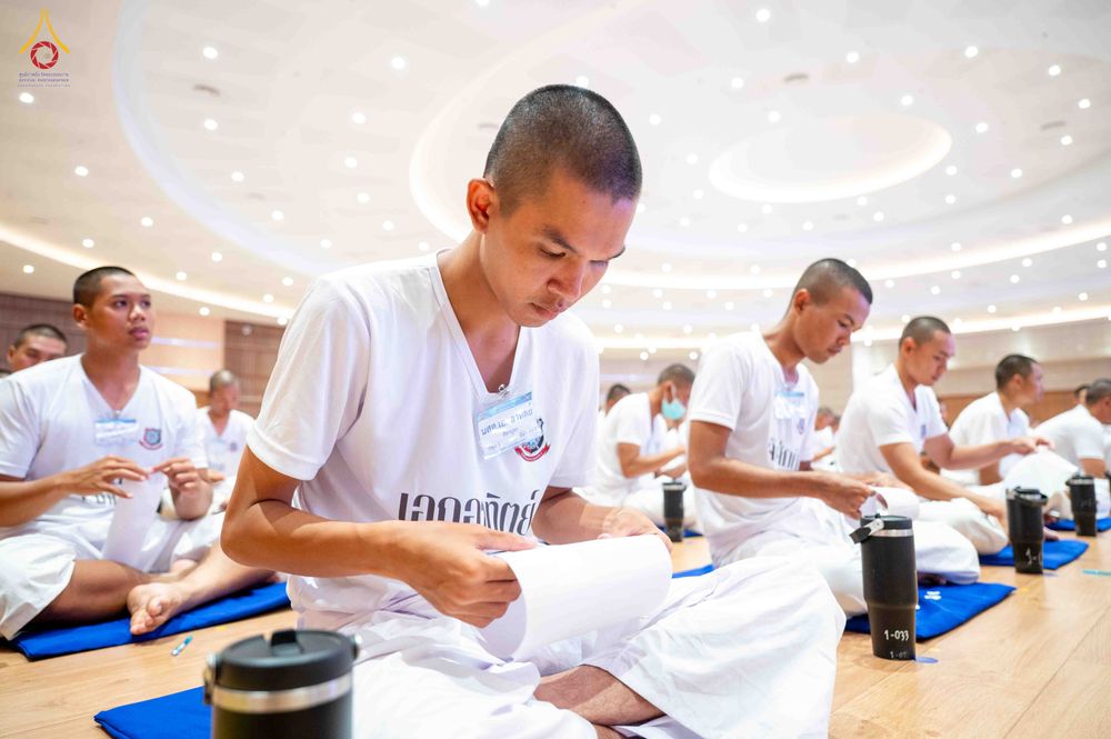 ภาพ No.341548:วันที่ 26 กรกฎาคม พ.ศ. 2569 โครงการพัฒนาคุณธรรม จริยธรรม สำหรับนักเรียนนายสิบตำรวจ (นสต.) รุ่นที่ 17 ศูนย์ฝึกอบรมตำรวจภูธรภาค 1 ได้จัดกิจกรรม  จุดเทียนรวมใจและปฏิบัติธรรมเจริญสมาธิภาวนา เพื่อน้อมอุทิศถวายเป็นพระราชกุศลฯ ณ ศูนย์ปฏิบัติธรรมเวิล์ดพีช วัลเล่