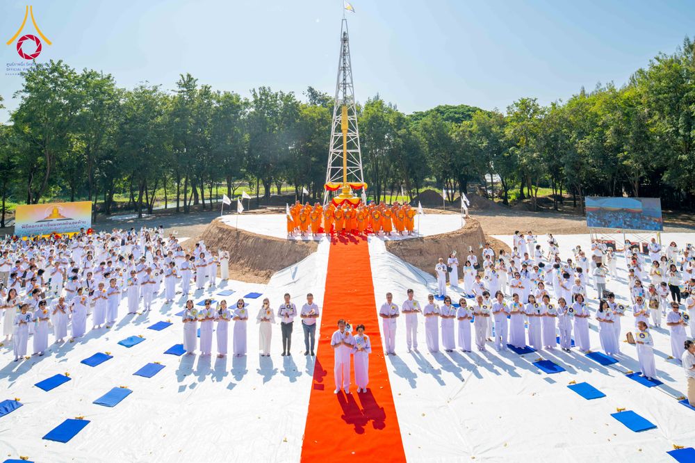 ภาพ No.285807:วันพุธที่ 10 ธันวาคม พ.ศ.2568  พิธีตอกเสาเข็มมงคลต้นสุดท้าย รองรับองค์พระเจดีย์เพื่อสร้างสันติภาพโลก ณ ศูนย์ปฏิบัติธรรมและศูนย์อบรมเยาวชน ชัยนาท