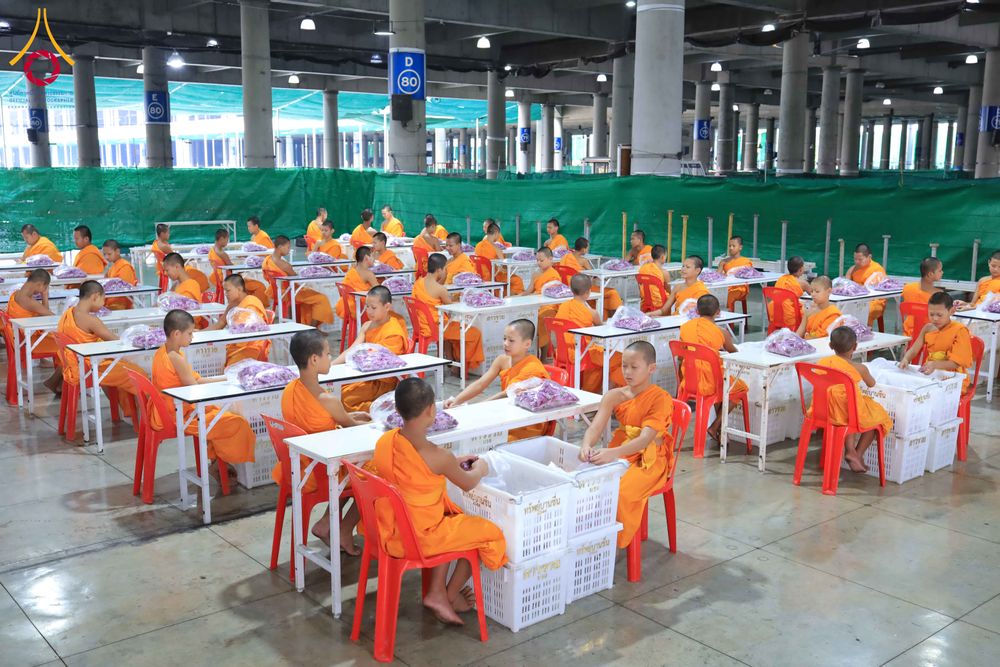 ภาพ No.303235:วันที่ 15-21 มกราคม พ.ศ.2569 ปลิดกลีบดอกเบญจทรัพย์ เพื่อโปรยต้อนรับพระธรรมยาตรา ในโครงการธรรมยาตรา กตัญญูบูชา มหาปูชนียาจารย์ พระมงคลเทพมุนี(สด จนฺทสโร) พระผู้ปราบมาร อนุสรณ์สถาน 7 แห่ง ปีที่ 14 ณ วิหารคด วัดพระธรรมกาย