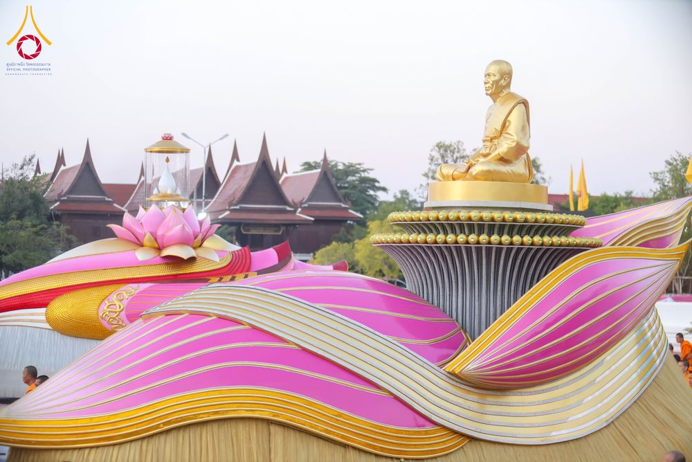 ภาพ No.294607:วันอาทิตย์ที่ 14 ธันวาคม พ.ศ.2568 พระธรรมยาตราปฏิบัติธรรมและถ่ายภาพหมู่ประวัติศาสตร์ ณ วัดสองพี่น้อง ต.ต้นตาล อ.สองพี่น้อง จ.สุพรรณบุรี ในโครงการธรรมยาตรา กตัญญูบูชา มหาปูชนียาจารย์ พระมงคลเทพมุนี(สด จนฺทสโร) พระผู้ปราบมาร อนุสรณ์สถาน 7 แห่ง ปีที่ 14