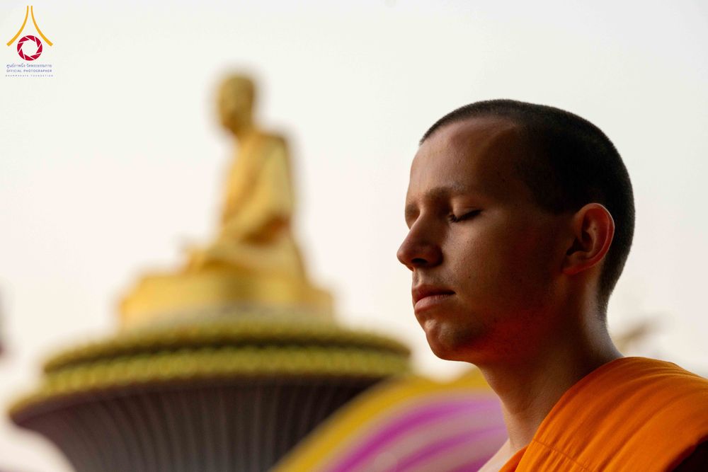 ภาพ No.297290:วันที่ 15 มกราคม พ.ศ.2569 พระธรรมยาตราปฏิบัติธรรมและถ่ายภาพหมู่ประวัติศาสตร์ อนุสรณ์สถานลำดับที่ 4 สถานที่เกิดด้วยกายธรรม  ณ วัดโบสถ์บน ต.บางคูเวียง จ.นนทบุรี ในโครงการธรรมยาตรา กตัญญูบูชา มหาปูชนียาจารย์ พระมงคลเทพมุนี(สด จนฺทสโร) พระผู้ปราบมาร อนุสรณ์ส