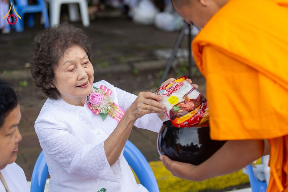 ภาพ No.351525:วันที่ 22 กันยายน พ.ศ. 2569  พิธีตักบาตรสามเณรธรรมทายาท โครงการบรรพชาพัฒนาคุณธรรม จริยธรรม  สำหรับนักเรียนนายสิบตำรวจ (นสต.) รุ่นที่ 16 ศูนย์ฝึกอบรมตำรวจภูธรภาค 1  ณ วัดพระพุทธบาทราชวรมหาวิหาร