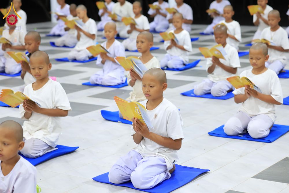 ภาพ No.319944:วันที่ 1 เมษายน พ.ศ.2569 นาคน้อยว่าที่สามเณรธรมทายาท จำนวน 98 คน  ร่วมกันสวดมนต์ทำวัตรเย็นและนั่งสมาธิ ณ ศูนย์ปฏิบัติธรรมบุรีรัมย์ จ.บุรีรัมย์