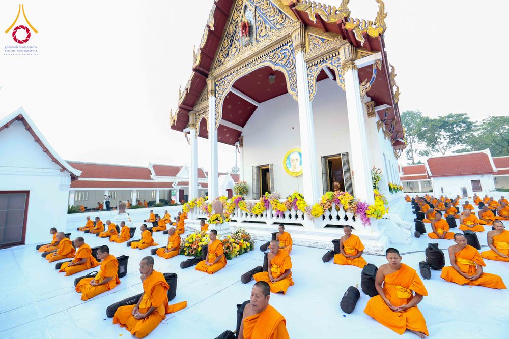 ภาพ No.297311:วันที่ 15 มกราคม พ.ศ.2569 พระธรรมยาตราปฏิบัติธรรมและถ่ายภาพหมู่ประวัติศาสตร์ อนุสรณ์สถานลำดับที่ 4 สถานที่เกิดด้วยกายธรรม  ณ วัดโบสถ์บน ต.บางคูเวียง จ.นนทบุรี ในโครงการธรรมยาตรา กตัญญูบูชา มหาปูชนียาจารย์ พระมงคลเทพมุนี(สด จนฺทสโร) พระผู้ปราบมาร อนุสรณ์ส