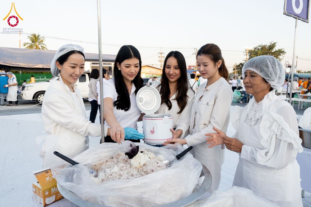 ภาพ No.289876:วันที่ 8 มกราคม พ.ศ. 2569 พิธีถวายภัตตาหารเป็นสังฆทาน แด่พระธรรมยาตรา ณ อนุสรณ์สถานคลองบางนางแท่น อ.สามพราน จ.นครปฐม ในโครงการธรรมยาตรา กตัญญูบูชา มหาปูชนียาจารย์ พระมงคลเทพมุนี(สด จนฺทสโร) พระผู้ปราบมาร อนุสรณ์สถาน 7 แห่ง ปีที่ 14