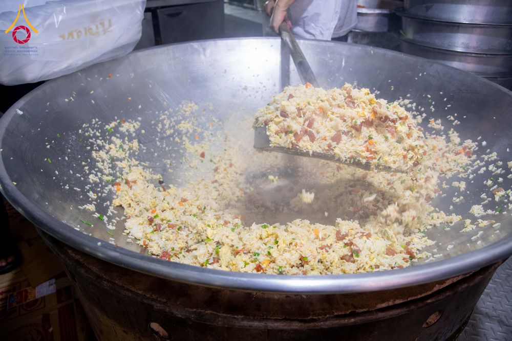 ภาพ No.287989:วันที่ 4 มกราคม พ.ศ. 2569 พิธีถวายภัตตาหารเป็นสังฆทาน แด่พระธรรมยาตรา ในโครงการธรรมยาตรา กตัญญูบูชา มหาปูชนียาจารย์ พระมงคลเทพมุนี(สด จนฺทสโร) พระผู้ปราบมาร อนุสรณ์สถาน 7 แห่ง ปีที่ 14 ณ อนุสรณ์สถานมหาวิหารพระมงคลเทพมุนี (โลตัสแลนด์) อ.สองพี่น้อง จ.สุพรร