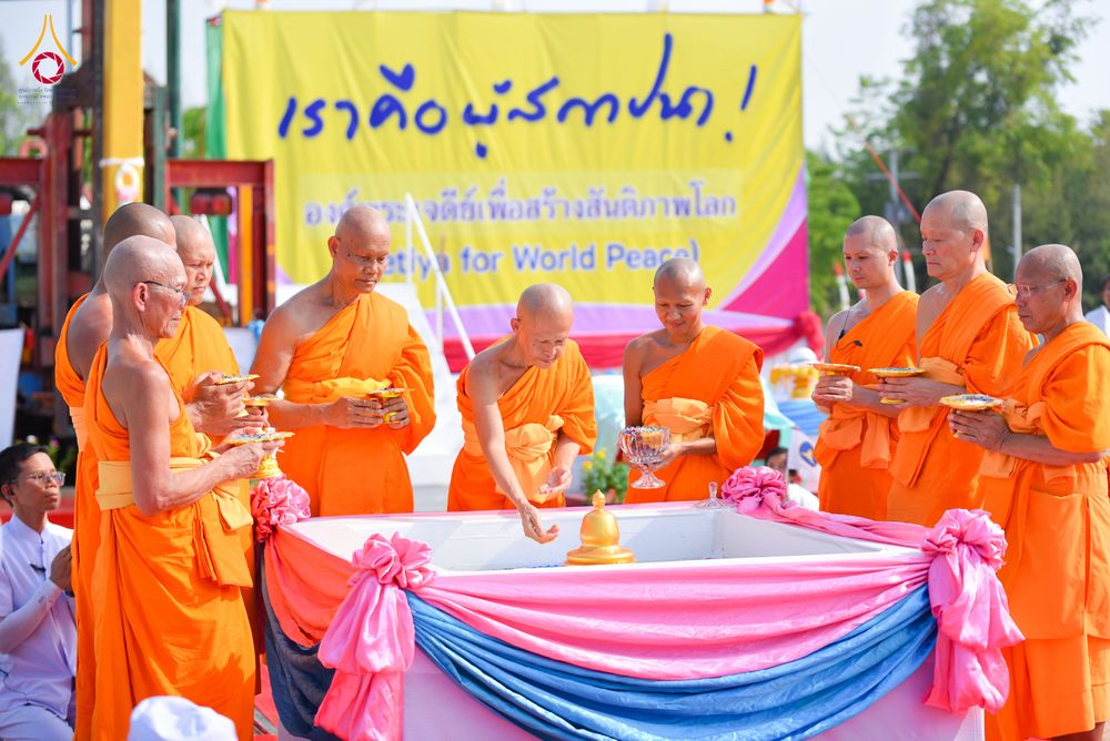 ภาพ No.327206:วันศุกร์ที่ 1 พฤษภาคม พ.ศ.2569 พิธีทอดผ้าป่า โปรยรัตนชาติ ตอกเสาเข็มมงคลต้นแรก สถาปนา “องค์พระเจดีย์เพื่อสร้างสันติภาพโลก” (แห่งแรกของภาคอีสาน) ณ ธุดงคสถานอำนาจเจริญ  อ.เมือง จ.อำนาจเจริญ