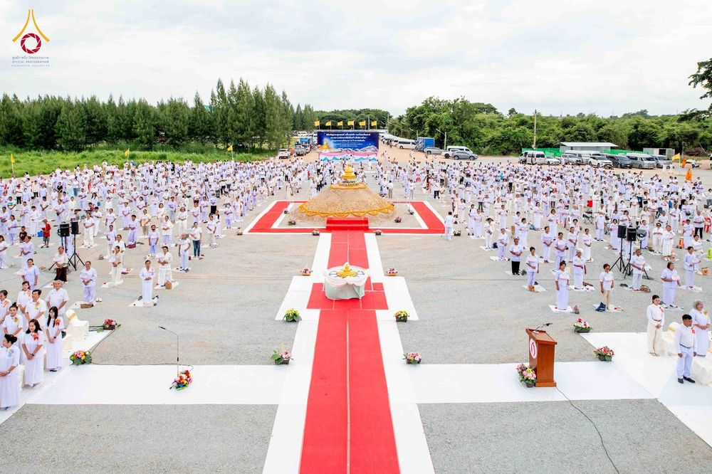 ภาพ No.346606:วันอาทิตย์ที่ 30 สิงหาคม พ.ศ.2569 พิธีทอดผ้าป่า สวดธรรมจักรกัปปวัตนสูตรกลั่นแผ่นดินโปรยรัตนชาติ  สถาปนาองค์พระเจดีย์เพื่อสร้างสันติภาพโลก  ณ ศูนย์ปฏิบัติธรรมพนมสารคาม (เพชรตะวัน) จังหวัดฉะเชิงเทรา