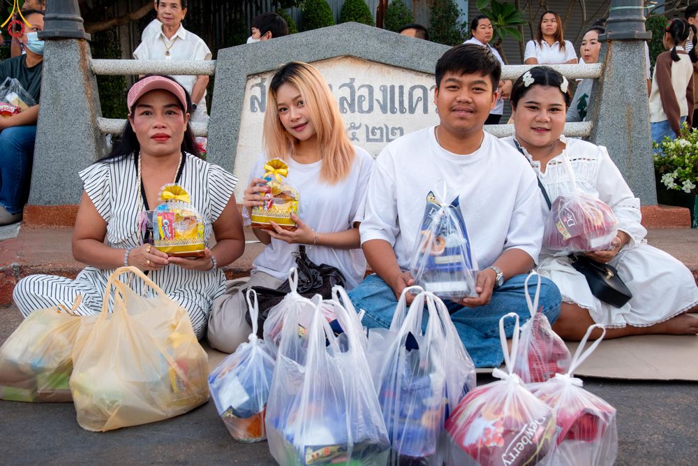 ภาพ No.282684:วันเสาร์ที่ 20 ธันวาคม พ.ศ.2568 พิธีตักบาตรพระ 10,000 รูป (ชุด 2) เนื่องในโอกาส 194 ปี จังหวัดกาญจนบุรี และอุทิศส่วนกุศลให้แด่บรรพชนทั้งหลาย บริเวณถนนสองแคว (Skywalk) เมืองกาญจนบุรี