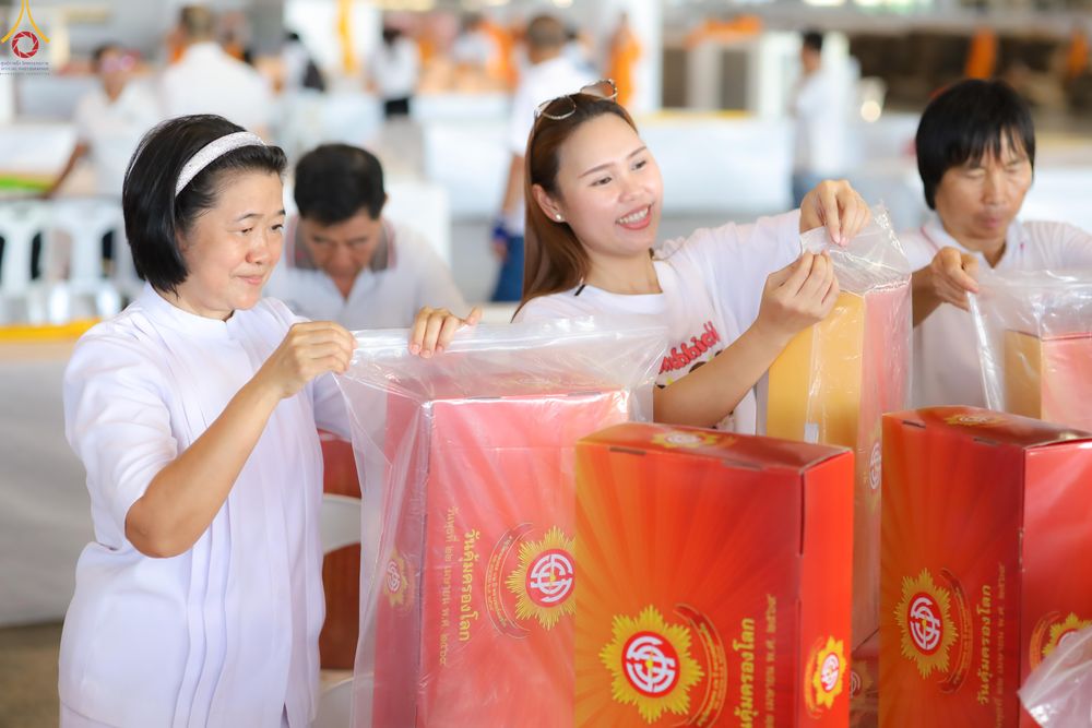 ภาพ No.321988:วันที่ 12 -13 เมษายน พ.ศ.2569 การเตรียมกล่องไทยธรรม + การขนย้ายเก้าอี้ เพื่องานถวายมหาสังฆทาน 40,000 กว่าวัดทั่วประเทศ วันคุ้มครองโลก 22 เมษายน พ.ศ.2569 วัดพระธรรมกาย