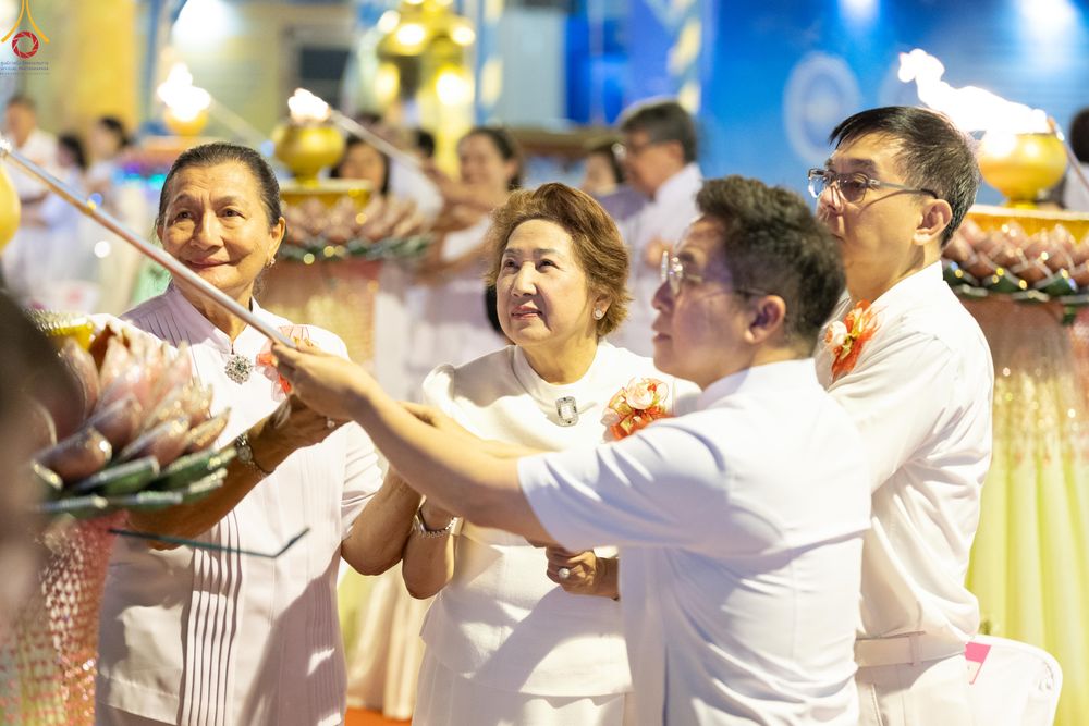 ภาพ No.331029:วันวิสาขบูชา อาทิตย์ที่ 31 พฤษภาคม พ.ศ.2569 พิธีจุดวิสาขประทีป , พิธีเวียนประทักษิณ  รอบพระมหาธรรมกายเจดีย์  และพิธีฉลองชัยสวดมนต์บทธัมมจักกัปปวัตนสูตร  ครบ 8,415,000,000 จบ ณ วัดพระธรรมกาย