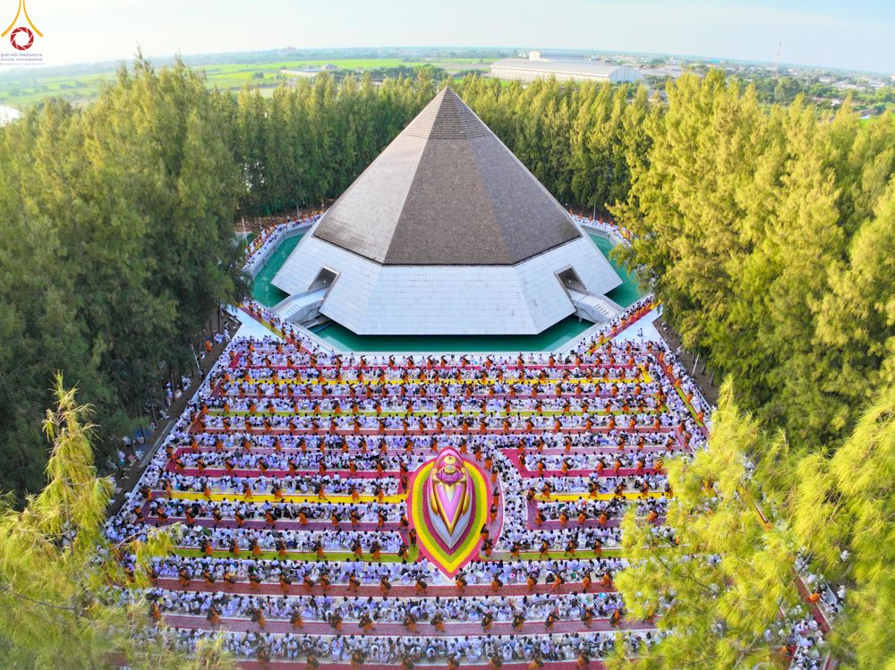 ภาพ No.287517:วันที่ 3 มกราคม พ.ศ. 2569 พิธีต้อนรับพระธรรมยาตรา ในโครงการธรรมยาตรา กตัญญูบูชา มหาปูชนียาจารย์ พระมงคลเทพมุนี(สด จนฺทสโร) พระผู้ปราบมาร อนุสรณ์สถาน 7 แห่ง ปีที่ 14 ณ อนุสรณ์สถานมหาวิหารพระมงคลเทพมุนี (โลตัสแลนด์) อ.สองพี่น้อง จ.สุพรรณบุรี