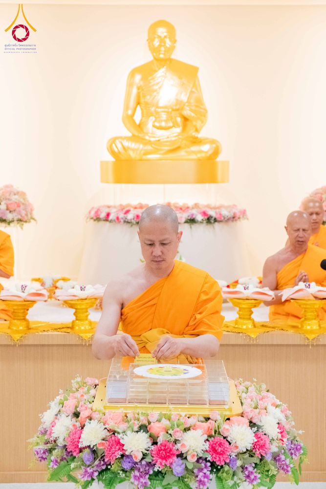 ภาพ No.319160:วันที่ 29 มีนาคม พ.ศ.2569 พิธีอัญเชิญรูปหล่อพระมงคลเทพมุนี (สด จนฺทสโร) ประดิษฐาน ณ ห้องปฏิบัติธรรม “มงคลรัตนโชติ”  วัดพระธรรมกายชิคาโก ประเทศสหรัฐอเมริกา