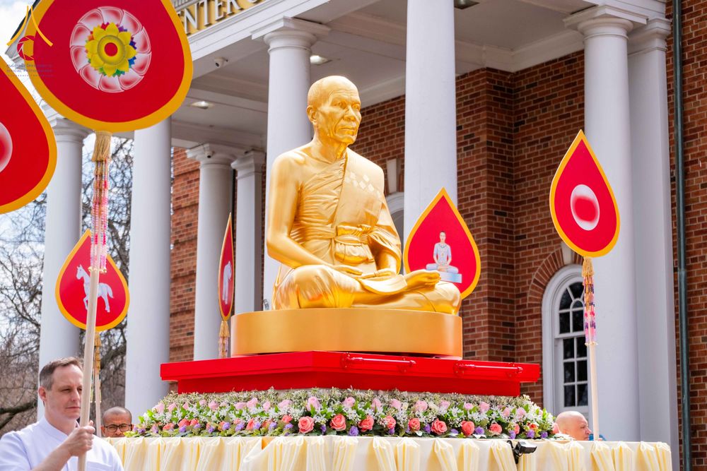 ภาพ No.319070:วันที่ 29 มีนาคม พ.ศ.2569 พิธีอัญเชิญรูปหล่อพระมงคลเทพมุนี (สด จนฺทสโร) ประดิษฐาน ณ ห้องปฏิบัติธรรม “มงคลรัตนโชติ”  วัดพระธรรมกายชิคาโก ประเทศสหรัฐอเมริกา