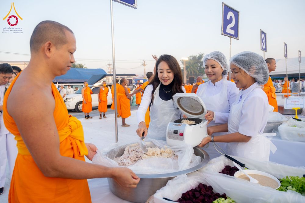 ภาพ No.291337:วันที่ 10 มกราคม พ.ศ. 2569 พิธีถวายภัตตาหารเป็นสังฆทาน แด่พระธรรมยาตรา ณ อนุสรณ์สถานคลองบางนางแท่น อ.สามพราน จ.นครปฐม ในโครงการธรรมยาตรา กตัญญูบูชา มหาปูชนียาจารย์ พระมงคลเทพมุนี(สด จนฺทสโร) พระผู้ปราบมาร อนุสรณ์สถาน 7 แห่ง ปีที่ 14