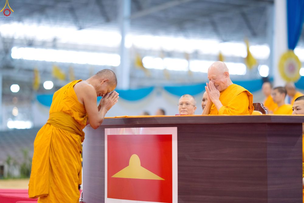 ภาพ No.338986:วันอาทิตย์ที่ 12 กรกฎาคม พ.ศ.2569 พิธีมุทิตาผู้สอบได้เปรียญธรรม ประโยค 1-2 ถึง ป.ธ.9 และ บ.ศ.1-2 ถึง บ.ศ.6 สำนักศาสนศึกษาวัดพระธรรมกาย ประจำปี 2569, พิธีมอบตราตั้งแต่งตั้งอาจารย์ใหญ่ สำนักศาสนศึกษาวัดพระธรรมกาย