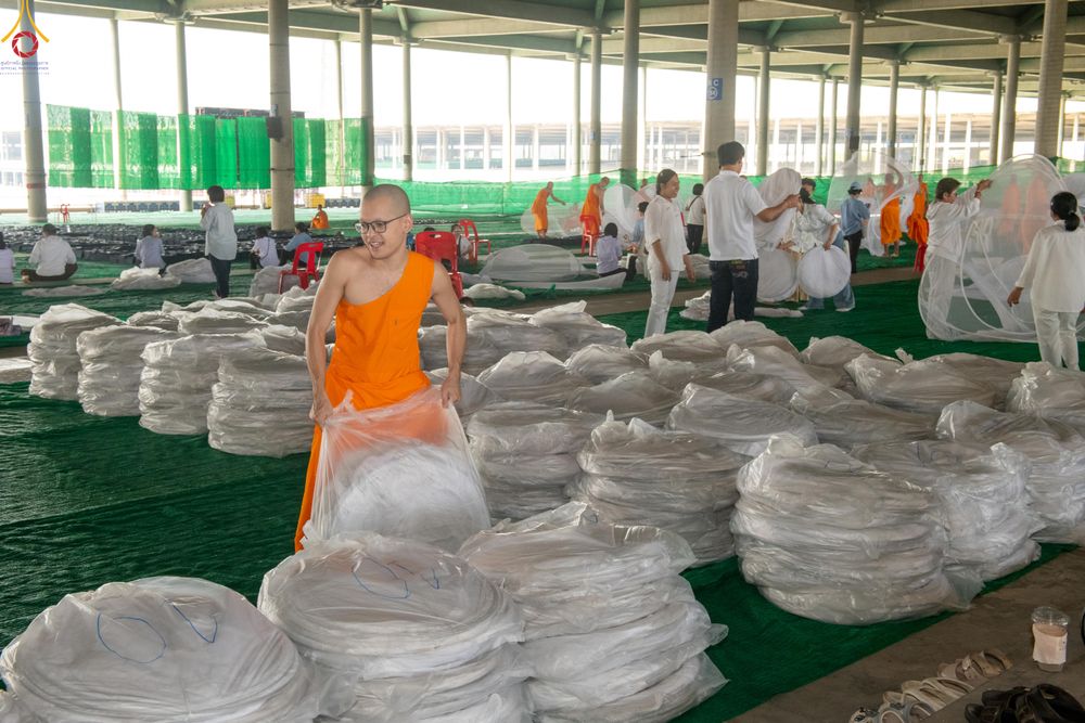 ภาพ No.323009:วันที่ 17-19 เมษายน พ.ศ.2569 การปูผ้ากระสอบขาว , เตรียมจุดฉัน , เตรียมจุดพักค้าง เพื่องานถวายมหาสังฆทาน 40,000 กว่าวัดทั่วประเทศ วันคุ้มครองโลก 22 เมษายน พ.ศ.2569 วัดพระธรรมกาย