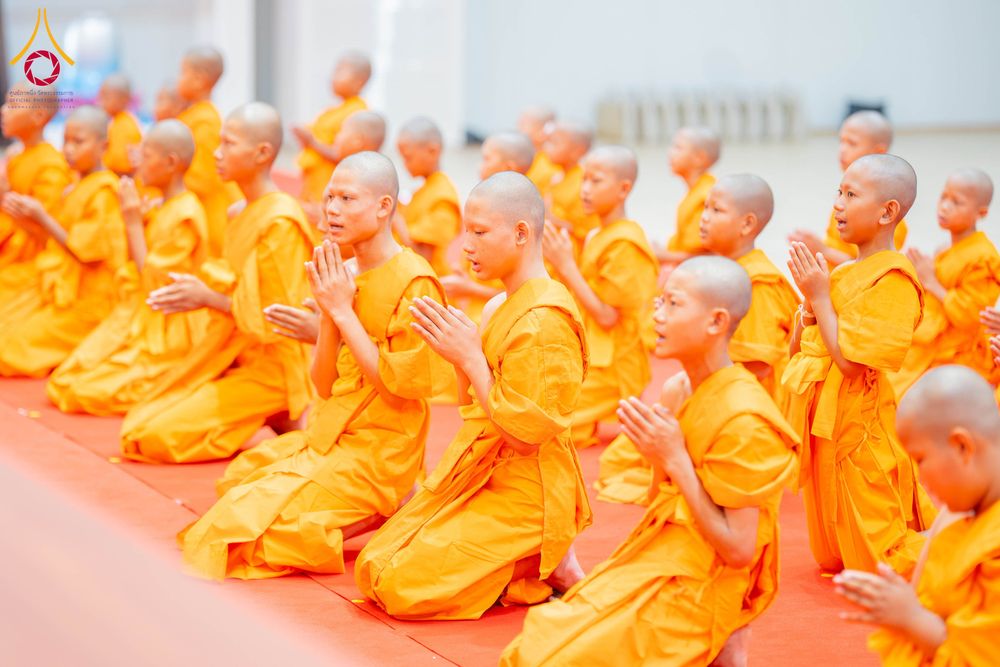 ภาพ No.318701:วันที่ 29 มีนาคม พ.ศ. 2569 พิธีเวียนประทักษิณ มอบผ้าไตร บรรพชาสามเณร  ณ ศูนย์อบรมเยาวชนกาญบุรี