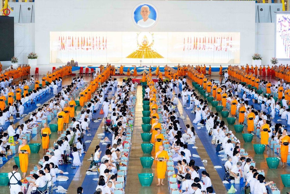 ภาพ No.345370:วันพฤหัสบดีที่ 27 สิงหาคม พ.ศ.2569 พิธีตักบาตรในวันธรรมชัย ณ สภาธรรมกายสากล วัดพระธรรมกาย ปทุมธานี