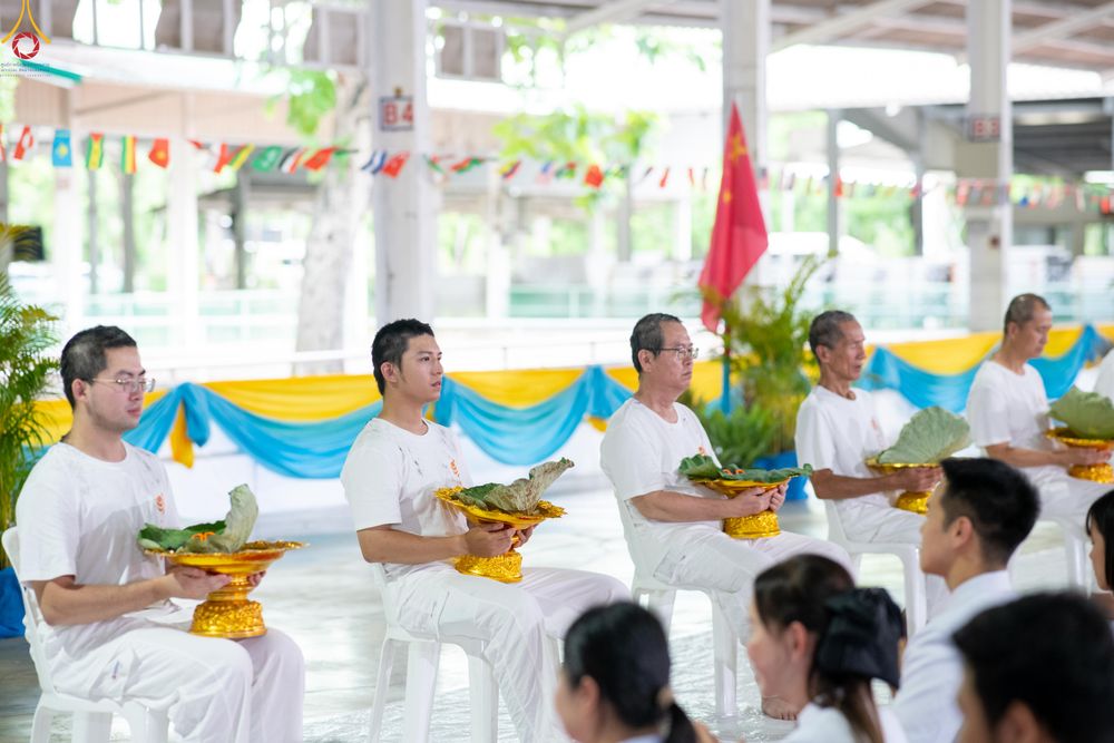 ภาพ No.338314:วันอาทิตย์ที่ 5 กรกฎาคม พศ.2569 พิธีตัดปอยผมธรรมทายาทนานาชาติ IDOP รุ่นที่ 21 จากประเทศจีน มาเลเซีย สิงคโปร์ และไต้หวัน ณ โถงช้าง วัดพระธรรมกาย