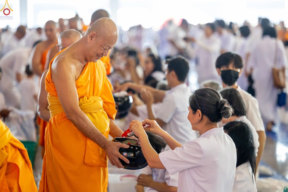 ภาพ No.327955:วันที่ 3 พฤษภาคม พ.ศ.2569 พิธีตักบาตร ข้าวสารอาหารแห้ง ณ บ้านแก้วเรือนทองคุณยายอาจารย์ฯ วัดพระธรรมกาย
