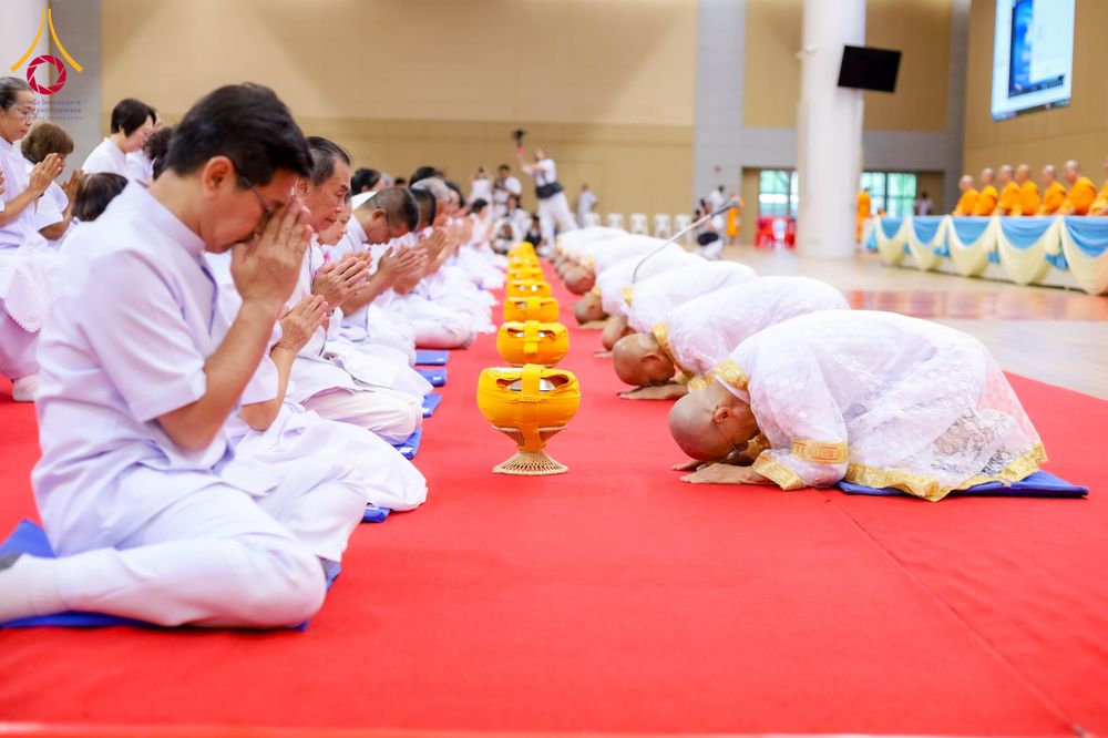 ภาพ No.330703:วันอาทิตย์ที่ 31 พฤษภาคม พ.ศ.2569 พิธีขอขมาผู้ปกครอง อุบาสกอุปสมบทอุทิศชีวิต 11 ท่าน  ณ ห้องแก้วสารพัดนึก 2 วัดพระธรรมกาย จังหวัดปทุมธานี