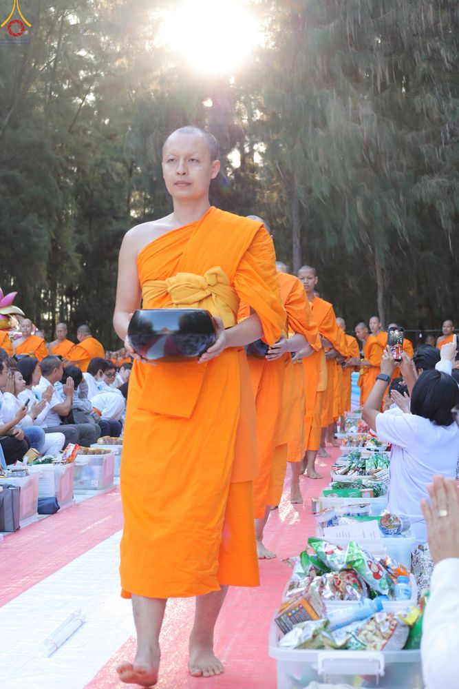 ภาพ No.289364:วันที่ 7 มกราคม พ.ศ. 2569 พิธีตักบาตรพระธรรมยาตรา ณ อนุสรณ์สถานลำดับที่ 1 สถานที่เกิดด้วยรูปกายเนื้อ อนุสรณ์สถานมหาวิหารพระมงคลเทพมุนี (โลตัสแลนด์) อ.สองพี่น้อง จ.สุพรรณบุรี ในโครงการธรรมยาตรา กตัญญูบูชา มหาปูชนียาจารย์ พระมงคลเทพมุนี(สด จนฺทสโร) พระผู้ป