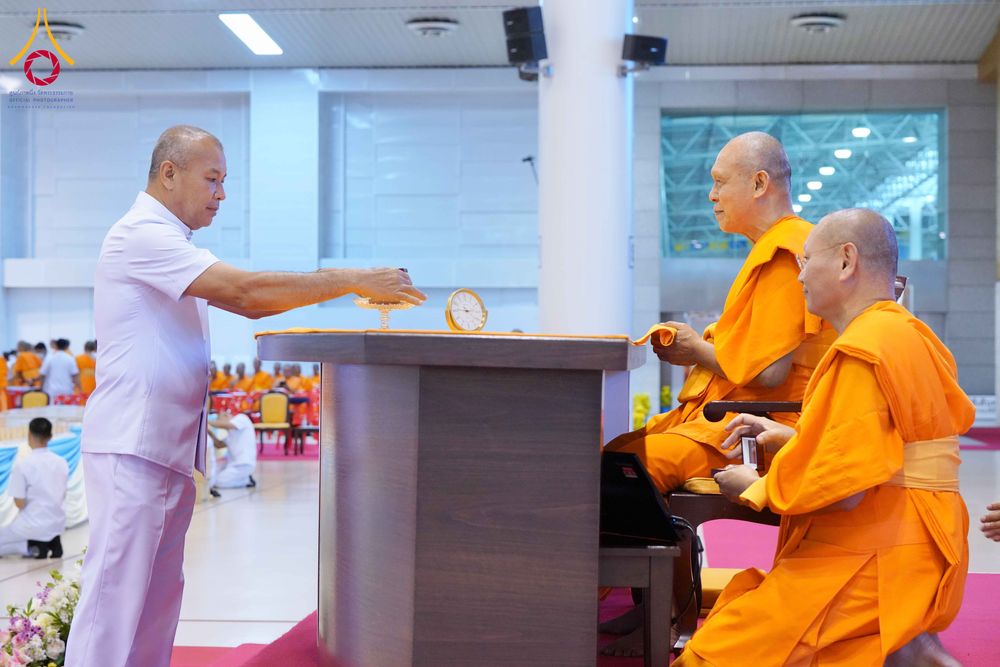 ภาพ No.338025:วันอาทิตย์ต้นเดือน 5 กรกฎาคม พ.ศ.2569 สัมมนาพิเศษ พิธีมอบพระของขวัญ ณ ห้องแก้วสารพัด1 วัดพระธรรมกาย